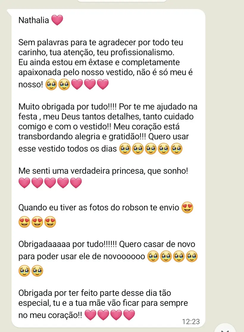 “Ainda estou em êxtase e completamente apaixonada pelo nosso vestido — não é só meu, é nosso.” — depoimento enviado ao WhatsApp do atelier