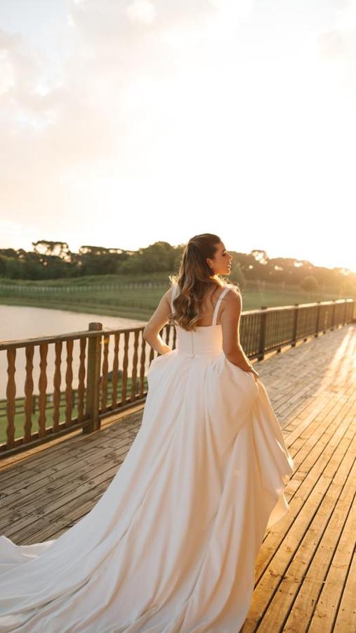 Vestido Solange — evasê clássico ao entardecer