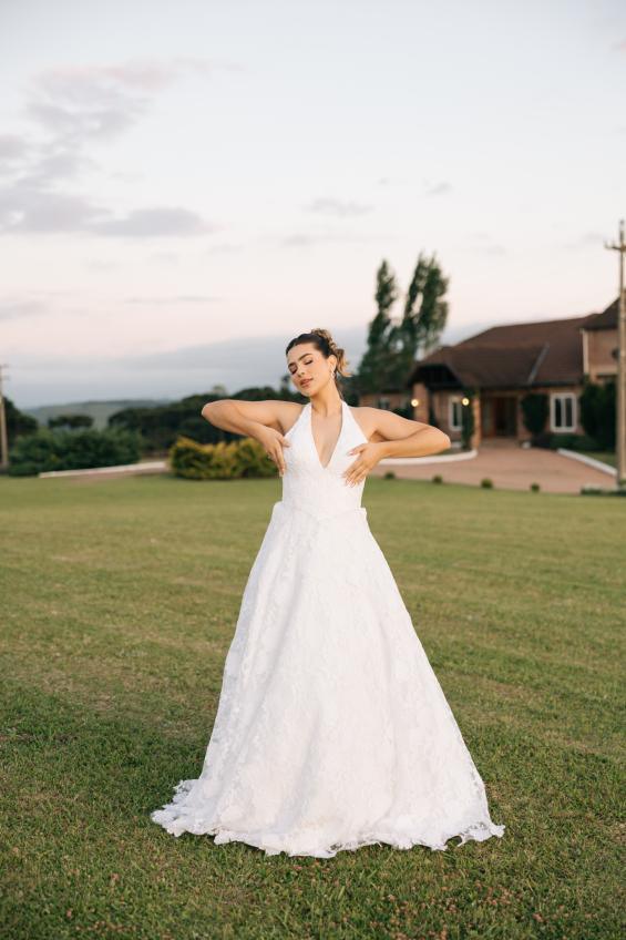 Vestido Thays — decote halter em renda, saia evasê